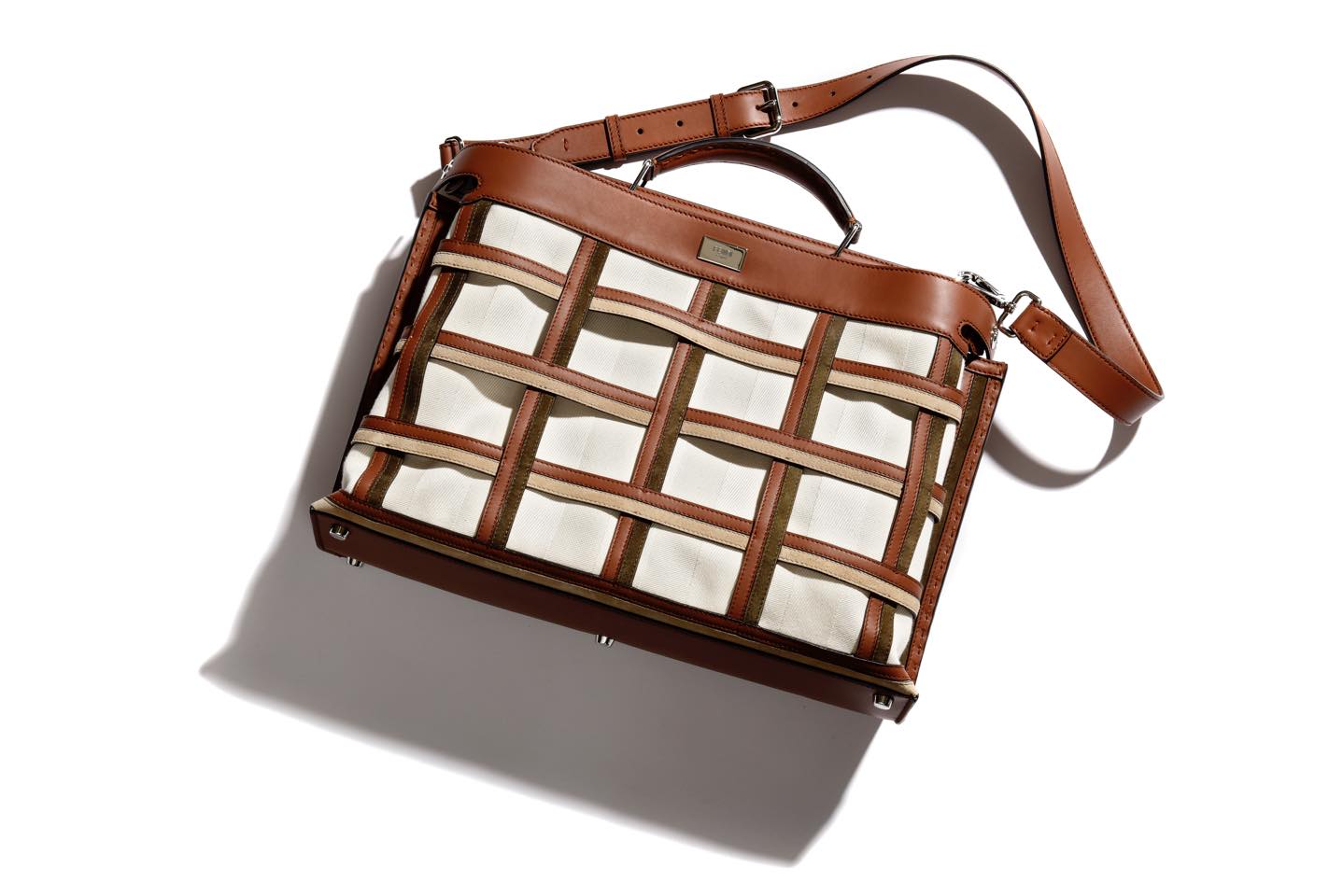【H30×W41×D14cm】鞄¥552,000(フェンディ ジャパン)