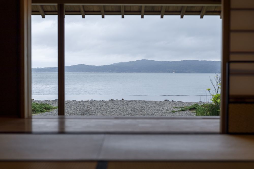 茶室からの景色。雨の日の墨絵のような風景も趣深い