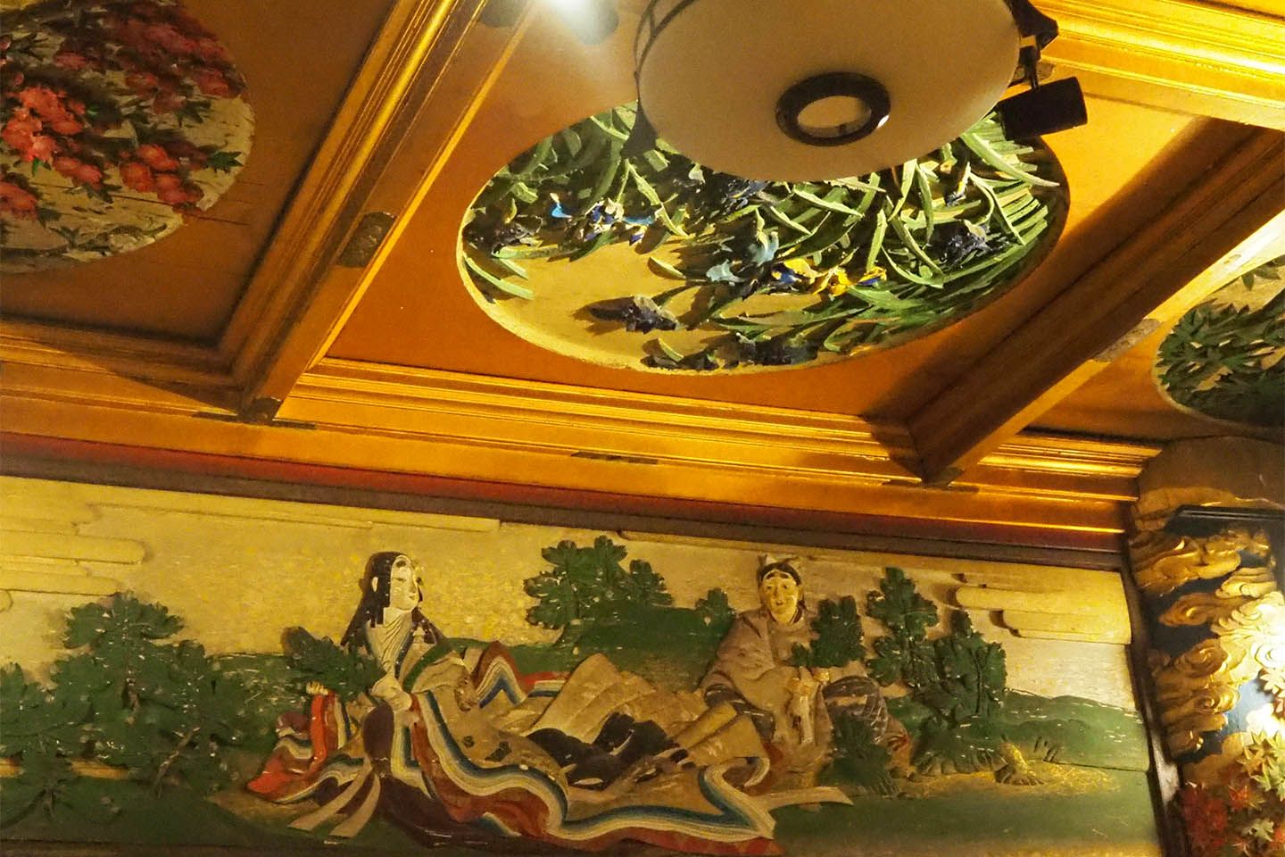 格天井には菊池華秋原図の四季草花図。欄間には尾竹竹坡原図の五節句が浮彫されています。