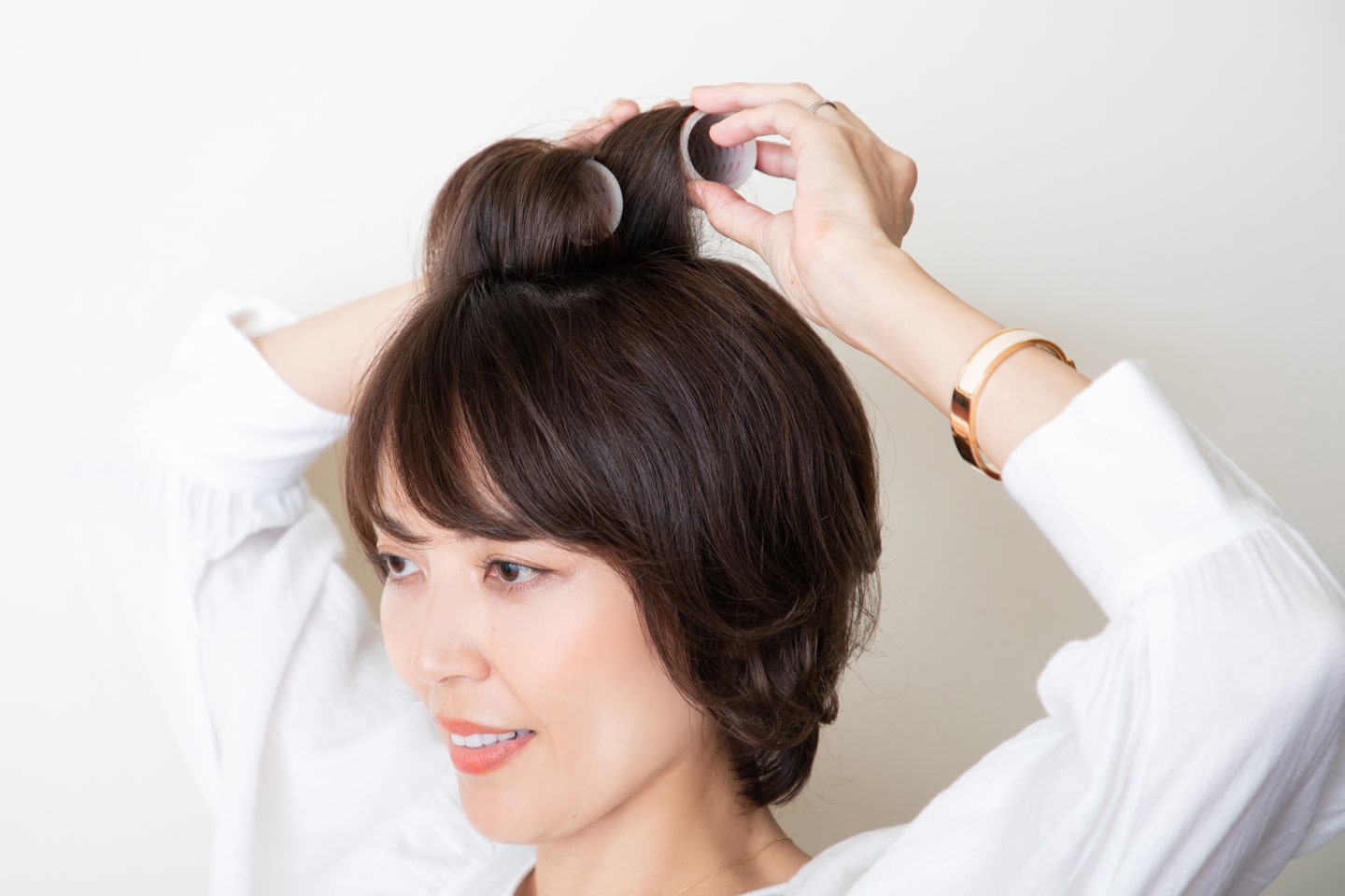 頭頂部の毛束を毛先から根元までしっかりと巻き込む。巻いた後にドライヤーで熱を当てると形がつきやすいのでオススメ。
