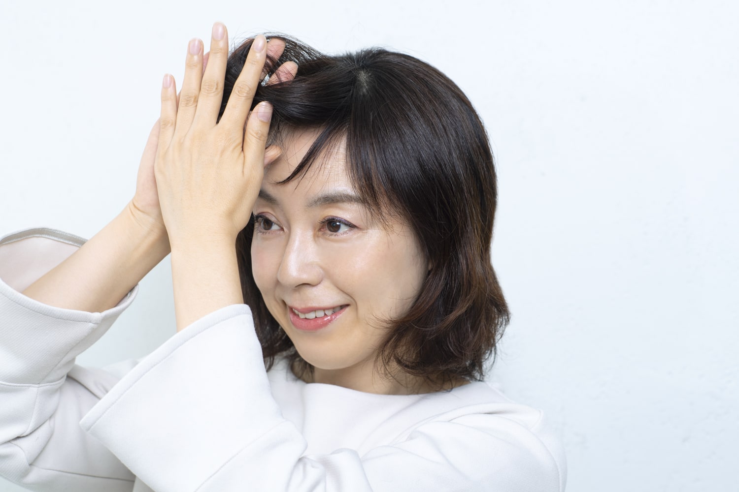 動きを出したい毛先と前髪に、ソフトワックスをなじませて動きを出しながら整える。あとは自然乾燥でOK。