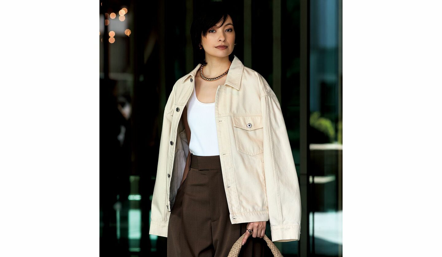 「ボッテガ･ヴェネタ」のデニムジャケットを着用したモデルの太田莉菜さん