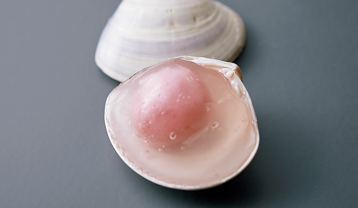 京都の老舗「甘春堂本店」の伝統菓子「貝合せ・桜あん」