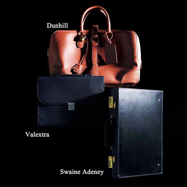 
写真上／Dunhill[ダンヒル]
紳士を虜にするファッションだけではなく、レザーのバッグにもオリジナリティあふれるデザインを展開する。ローラー付きのバックルをバッグ中央に配したボストンバッグは、英国スタイルの古きよきイメージを今に伝える逸品の表情である。￥650,000（リシュモン ジャパン〈ダンヒル〉）

写真左／Valextra[ヴァレクストラ]のクラッチバッグ
イタリアを代表するレザーアイテムの名ブランドがつくる、品のいいクラッチバッグ。しなやかなカーフを素材にして、畳めるハンドルをデザインしたバッグは、ブリーフケースのように手に持っても、小脇に抱えても様になる、バランスのいい形状が絶品だ。縦26×横35×マチ４㎝。￥275,000（ヴァレクストラ・ジャパン）

写真右／Swaine Adeney[スウェイン・アドニー]
1750年設立以来、職人の手仕事を駆使した革製品をつくり続け、ロイヤルワラントを授与された英国の名門。同店のなかでも、ひと針ひと針ていねいに革を縫い合わせた堅牢なアタッシェは、職人の超絶技巧を重ねた極上品。縦34.5×横43.5×マチ9.5㎝。￥510,000（ヴァルカナイズ・ロンドン〈スウェイン・アドニー〉）
