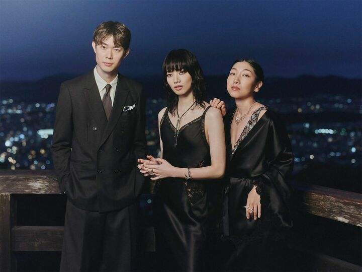 シャネルのハイ ジュエリー コレクション「Reach For The Stars」を着用した宮沢氷魚さん、小松菜奈さん、安藤サクラさん