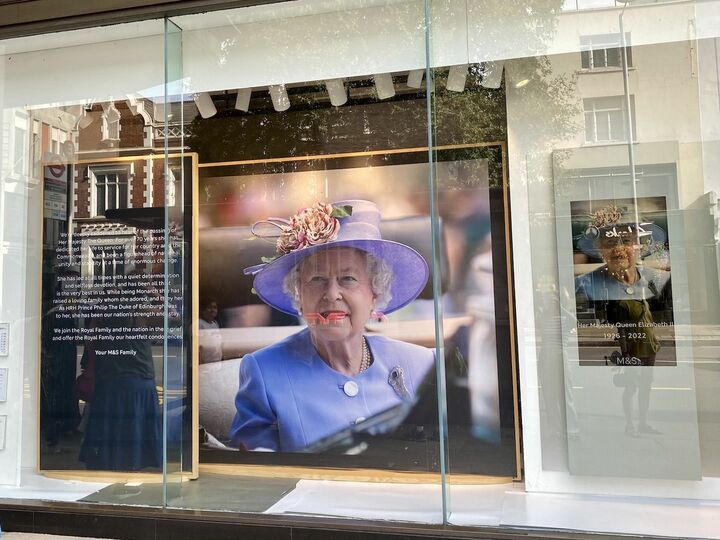 ロンドンの街じゅうに溢れる女王への追悼。こちらは代表的なスーパー「マークス&スペンサー」の店頭。