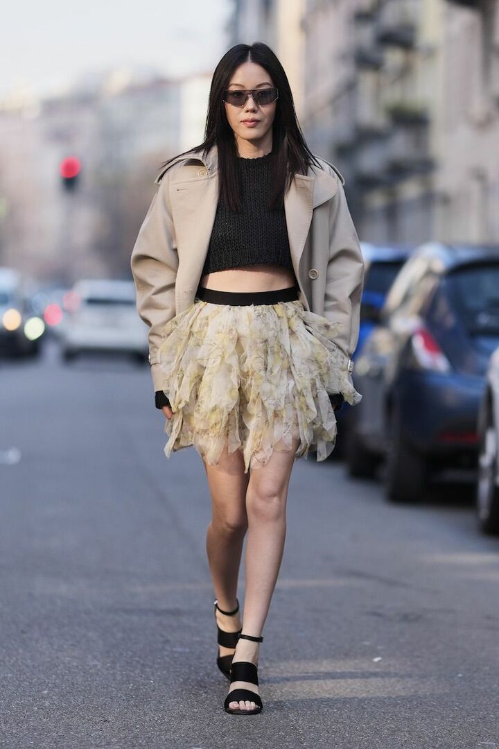 甘さのなかに黒を効かせながら、短丈トップスでモード感を演出。