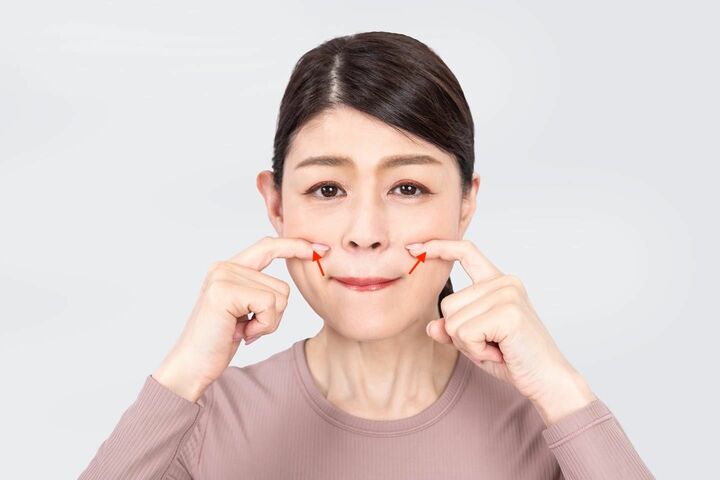 頬を引き上げ、大頬骨筋を使って口角を上げる