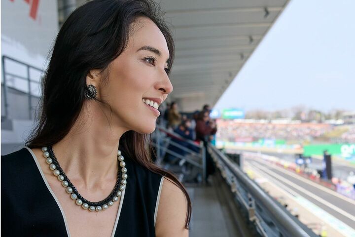 パドッククラブ側の特別スタンド席でF1マシンの走行を見守る立野さん。「アメリカでレースを観戦したことはありますが、F1は今回が初めて。エンジンの音とスピードが心の奥まで響きますね」