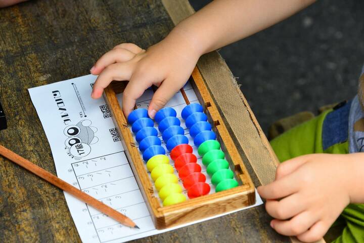 そろばんをする子ども