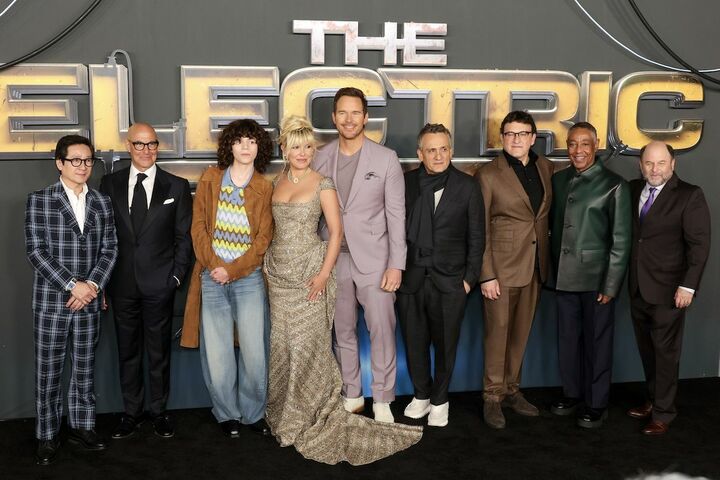 左から共演のキー・ホイ・クァン、ウディー・ノーマン、ミリー・ボビー・ブラウン、クリス・プラット、監督のジョー・ルッソ、アンソニー・ルッソ、ジャンカルロ・エスポジート、ジェイソン・アレクサンダーと。