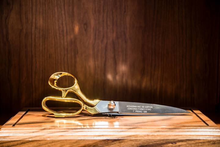 仕事場となるアロイジオ氏の個室には、1986年に受賞したフォルビチ・ドーロの楯が鎮座する。