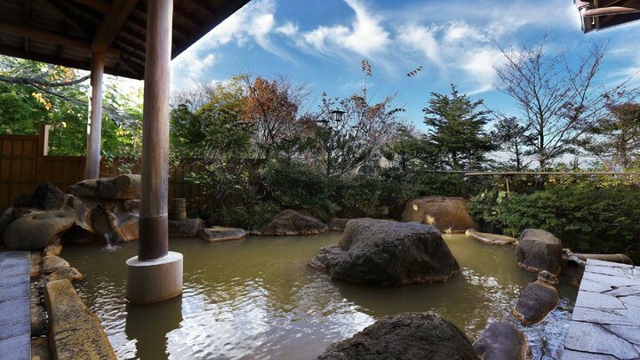 伊香保温泉にある「千明仁泉亭（ちぎらじんせんてい）」の露天風呂