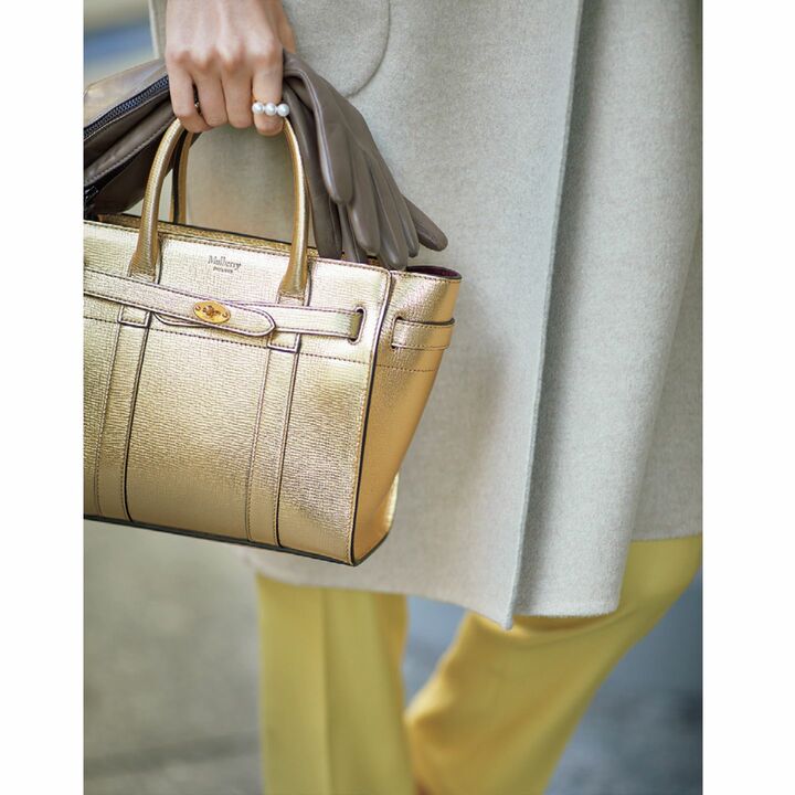 コート￥600,000・ニット￥313,000・手袋￥81,000（キートン）、パンツ￥33,000（ストラスブルゴ〈アリクアム〉）、バッグ￥168,000（マルベリージャパン）、靴￥161,000［オーダー価格］（J.M. WESTON 青山店）、リング￥195,000／参考価格（TASAKI）