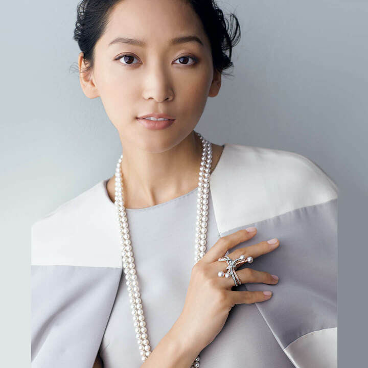 リング『ナクレアス』￥2,300,000［ホワイトゴールド×SAKURA ゴールド×あこや真珠×ダイヤモンド］（TASAKI〈TASAKI Atelier〉）　ネックレス￥1,030,000［ホワイトゴールド×あこや真珠、全長120㎝］・￥1,140,000［ホワイトゴールド×あこや真珠、全長100㎝］（TASAKI） ドレス￥630,000（オールウェイズ〈MIKAKO NAKAMURA〉）