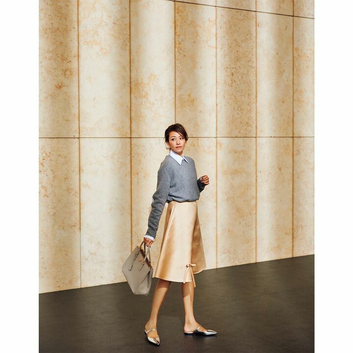 スカート￥175,000・ニット￥135,000・シャツ￥120,000・バッグ￥257,000・靴￥86,000〔すべて予定価格〕（プラダ）[Precious2019年5月号126ページ]