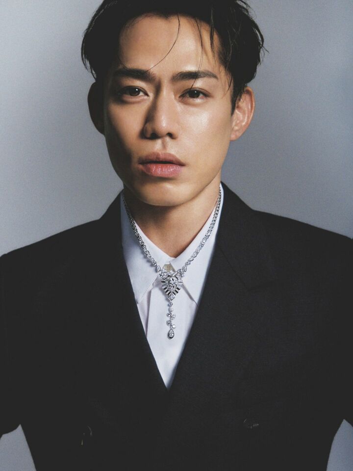 Precious5月号掲載／ネックレス『リオン ソレール ドゥ シャネル』［WG×ダイヤモンド］￥22,220,000／参考価格（シャネル）ジャケット￥418,000・シャツ￥91,300（フェラガモ・ジャパン）