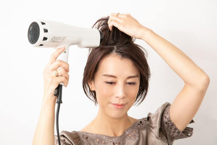 髪の根元に風が当たるようにしてドライヤーで乾かす。仕上げにワックスorオイルをつけて手グシで整える。