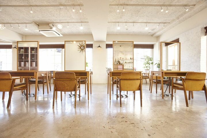 個々に合ったスタイル提案のみならず、自社開発のヘアケアやスタイリング剤でもホームケアのアドバイスにもとことんこだわるサロン。