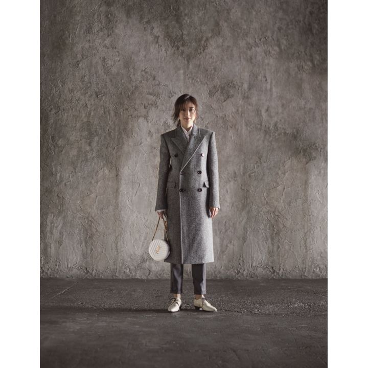 コート・シャツ・パンツ・ピアス・バッグ『ヴィニル』・靴(サンローラン〈サンローラン バイ アンソニー・ヴァカレロ〉) 撮影/熊澤 透 BY:『Precious12月号』小学館、2019年