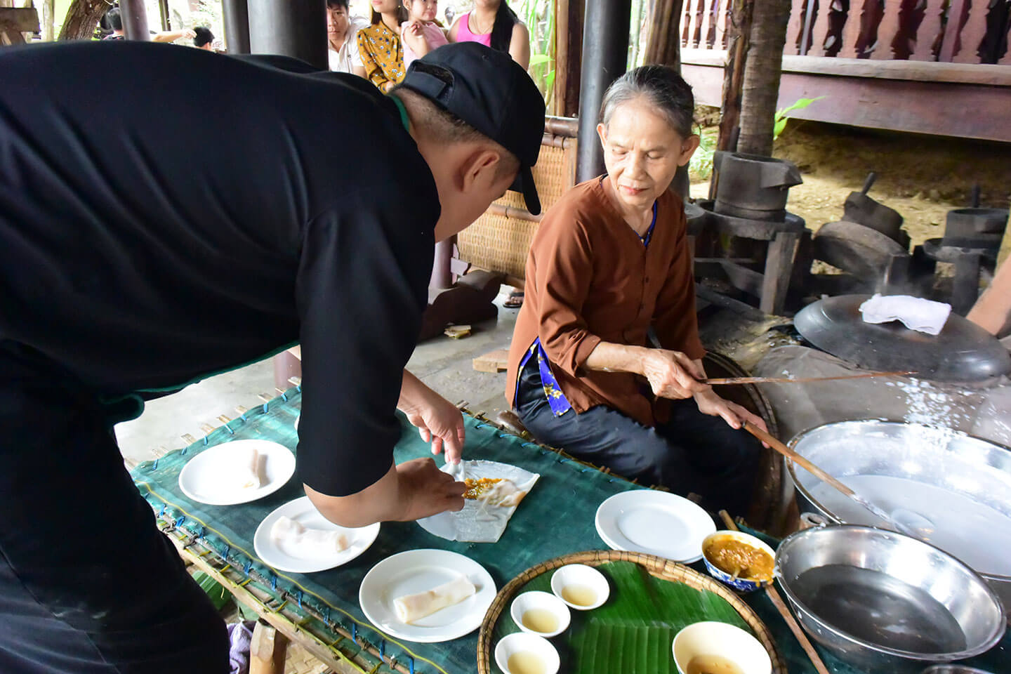 長年、米粉のクレープや麺をつくっているおばあさんから教わります