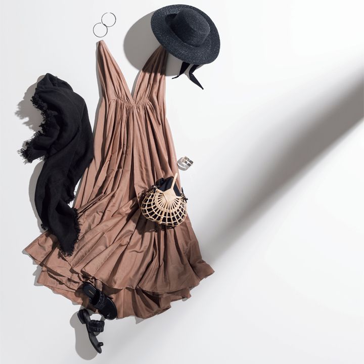 ワンピース(ビオトープ〈カリタ〉)、帽子(DES PRES〈クライド〉)、ストール(ロンハーマン〈アソース メレ フォー ロンハーマン〉)、ピアス(ストラスブルゴ〈サイモン アルカンタラ〉)、バッグ(SIRI SIRI)、バングル(セスタンテ〈ホアキン・ベラオ〉)、靴(ハルミ ショールーム〈アキラナカ〉) 撮影/佐藤 彩 BY:『Precious6月号』小学館、2019年