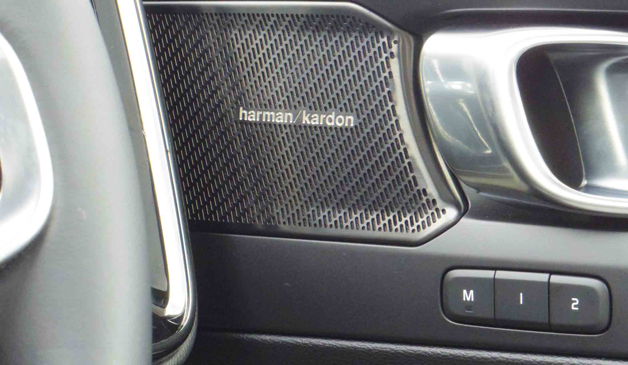 試乗車にはサブーウーファー付き、ハーマン・カードンのプレミアムサウンド・オーディオシステムが装備されていた。ドライブを楽しむうえで、高級オーディオの存在は不可欠だ。