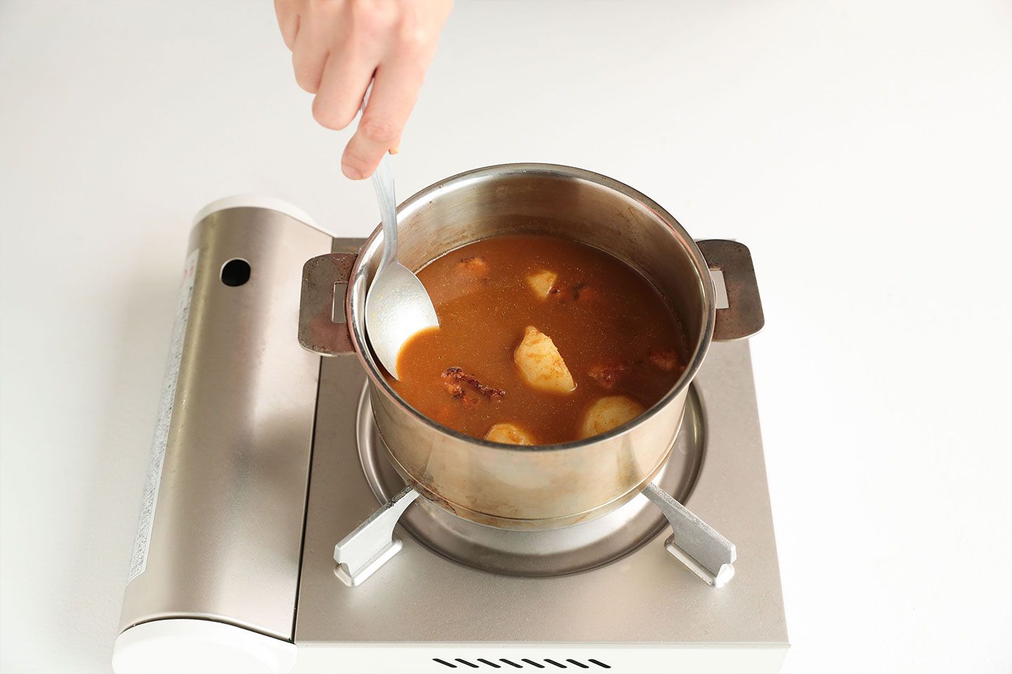 鍋にカレーソースと、鶏肉を入れ温める。