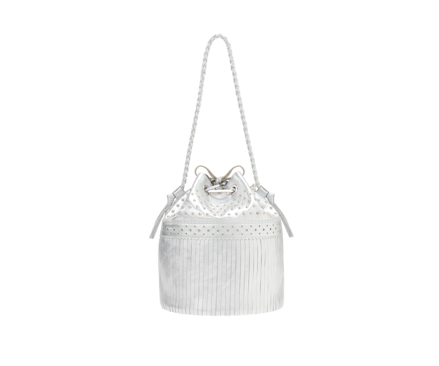 エッジの効いた印象に仕上がるシルバーのスタッズ付き。『CARNIVAL L SILVER』¥167,000(税抜き)