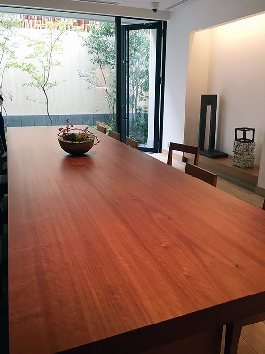「ENSO ANGO FUYA I(麩屋町通 I)」の坪庭に面したラウンジスペース。