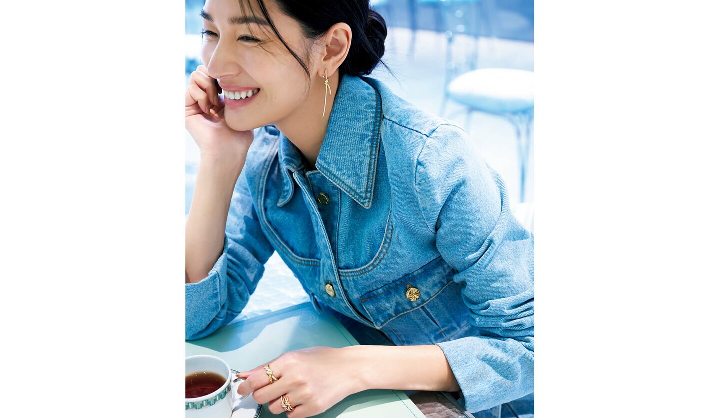 ティファニーのピアスと指輪を着用したモデルの大塚まゆかさん