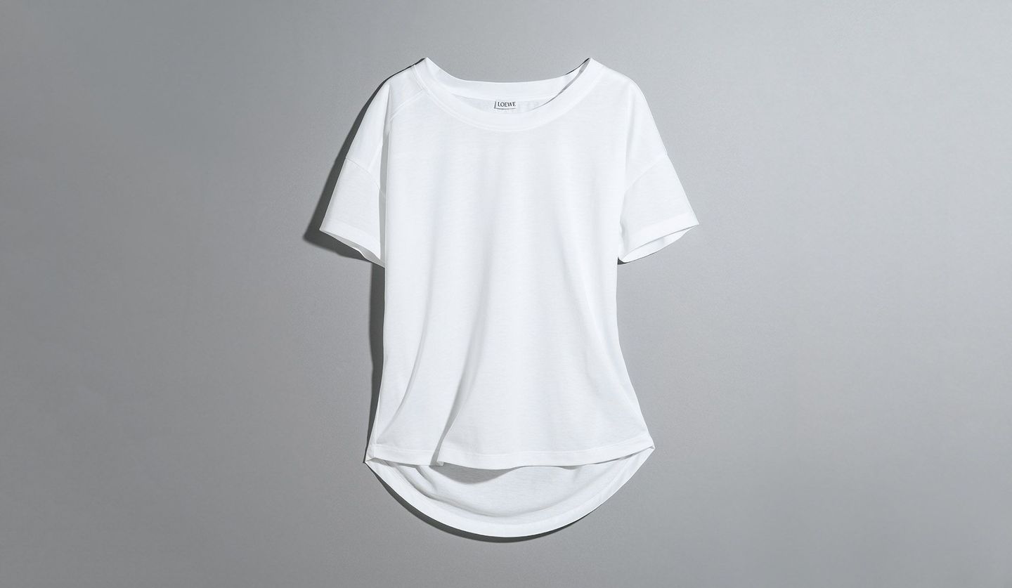 ロエベの白Tシャツは「どこの？」と必ず聞かれる、立体的で美しい 