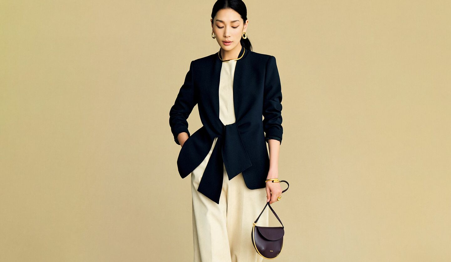 ネイビーのノーカラージャケットの着こなし