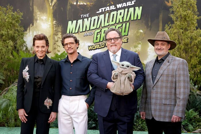 2026年5月14日に行われたワールドプレミア。左からシガニー・ウィーバー、ペドロ・パスカル、ジョン・ファヴロー監督、脚本・プロデューサーのデイヴ・フィローニ。ファヴロー監督が抱いているのは、本作に登場する「グローグー」。