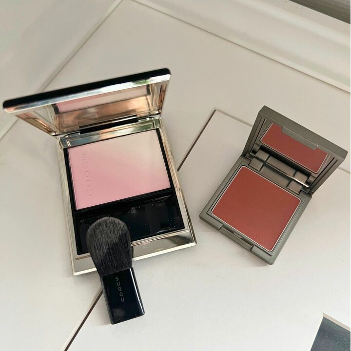 左／SUQQU ブラーリング カラーブラッシュ 10 ￥6,600　右／THREE フラフュームブラッシュ02 ￥4,180