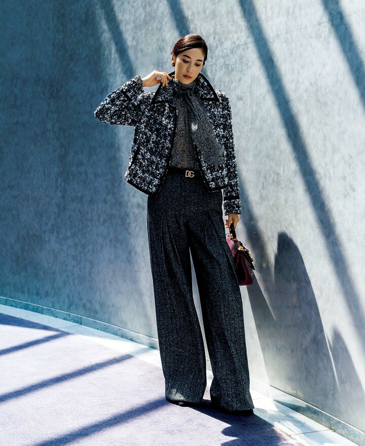 マックスマーラのウエアを着用したモデルの立野リカさん