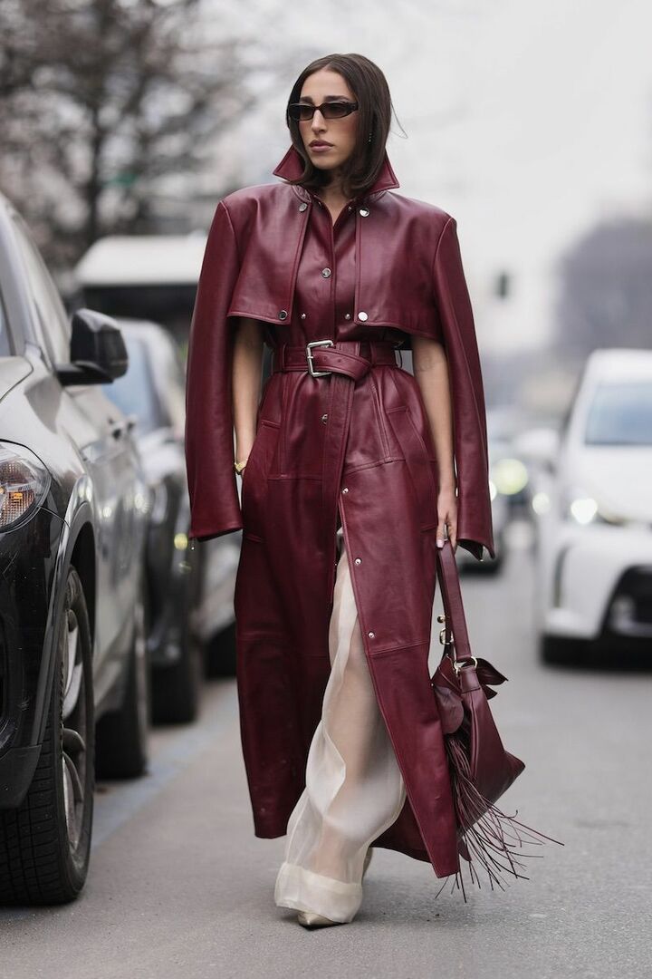 コートをベルトマークして、構築的なラインを強化。