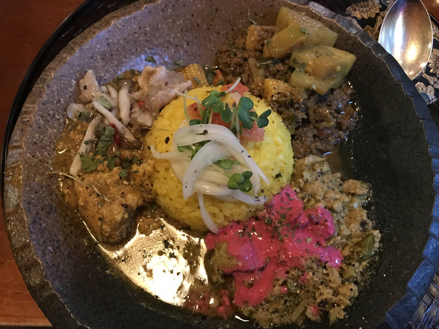 カレー総研所長が最もおいしいと思うカレーの盛り方・食べ方