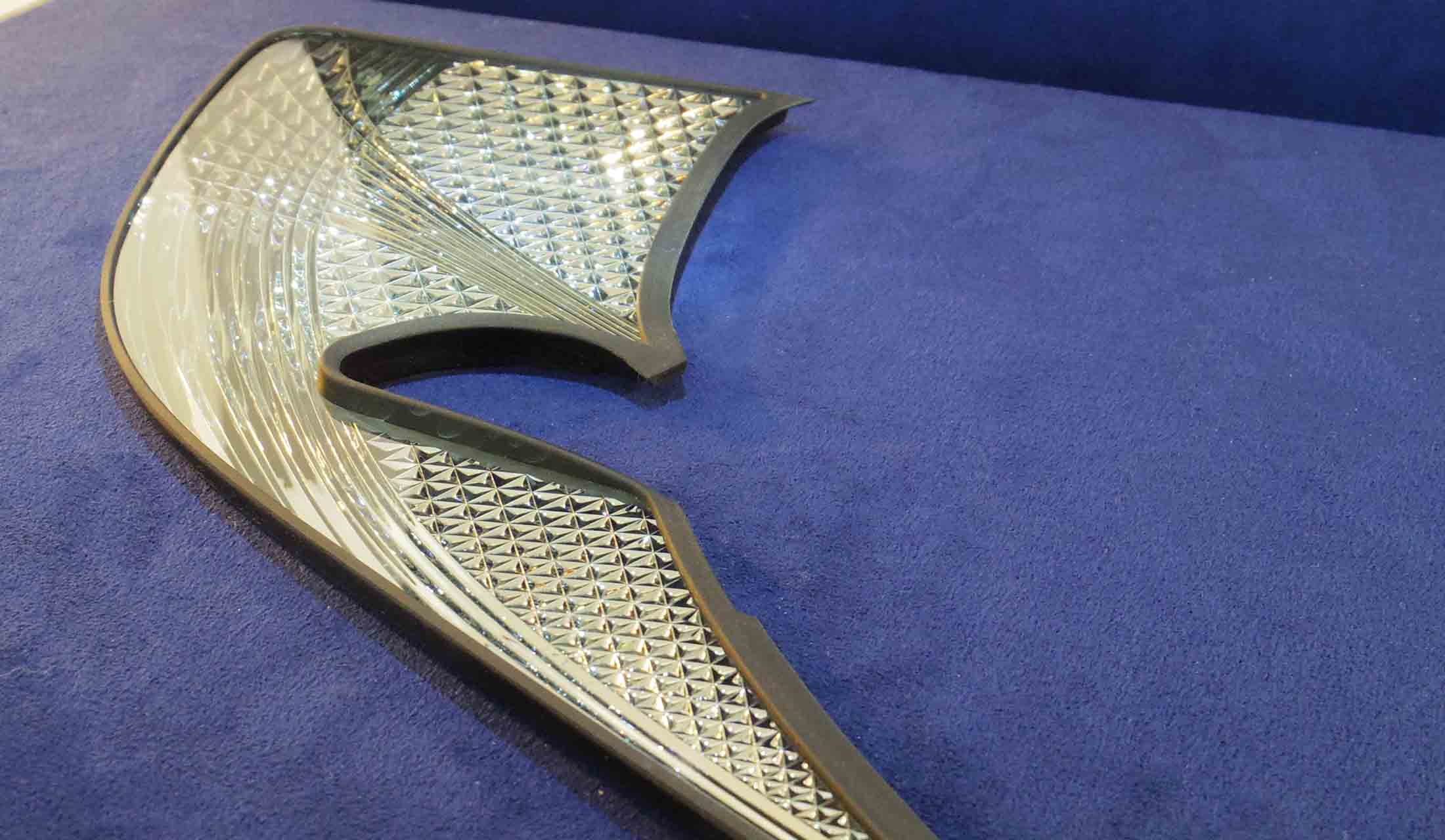 こちらはドアのインナーハンドル部分を覆うパネル。日本の伝統工芸を駆使した加工も多く、選び甲斐がある。