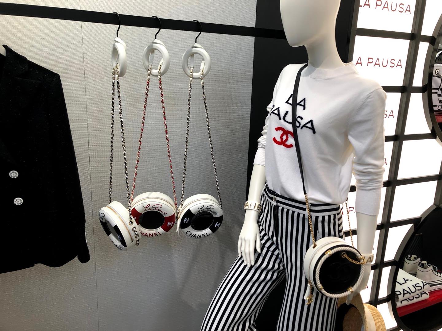 ギャラリーの中にシャネルのアイテムが並びます