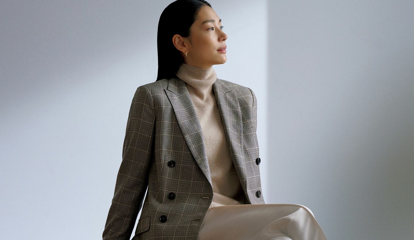 「キートン」のカシミアジャケットを着用したモデルの大塚まゆかさん