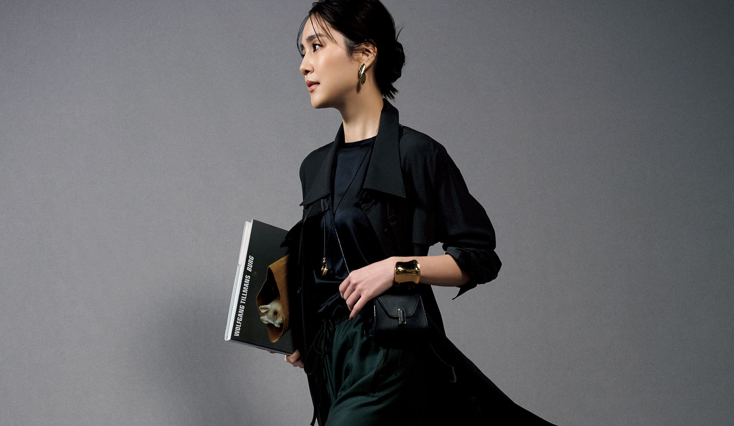 「オーヴィル」のワイドパンツ、シャツワンピース、ブラウスを着用したモデル