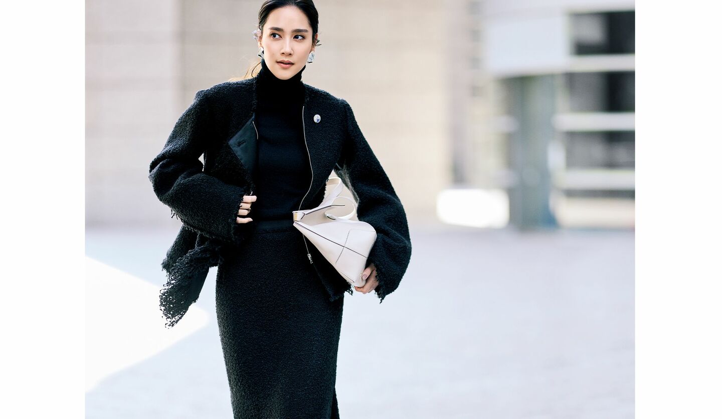 ランバンのタイトスカートを着用したモデルのAtsukoさんとスポーツマックスのタイトスカート