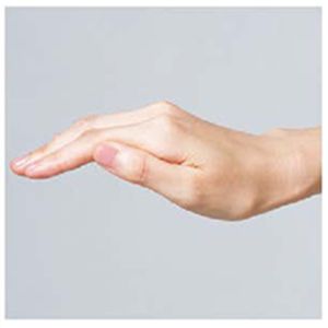 手のひらを山なりにしてお椀形をつくり、ちょうど目の周りに当たるように調整するのがコツ。適度な圧がかかるようにできればOK。