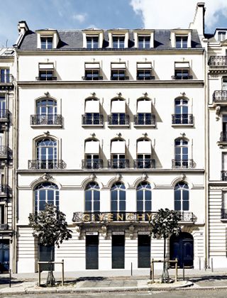 黒い鉄製の装飾が特徴的なパリのジバンシィ本社は、19世紀の貴族の大邸宅だった建物。1959年、ユベール・ド・ ジバンシィは、ここにクチュールのアトリエを創設