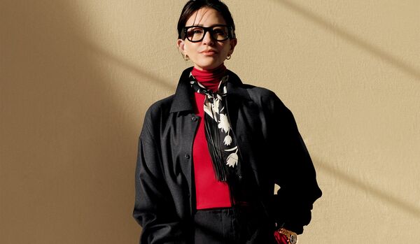 旬のレッドを「効かせ」て、凛として知的なオンスタイルに｜チャコールのセットアップがたちまち研ぎ澄まされて