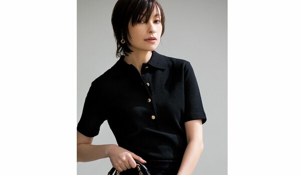 肌触りに癒やされる「ルイ・ヴィトン」のポロニット｜さりげない華やかさが、印象的なオールブラックの装いを叶えて