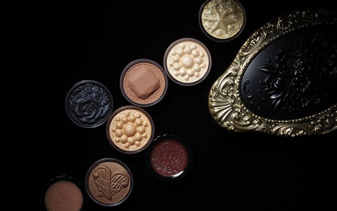 2016年 秋コレクション「ミステリアス フェアリー テール」アナ スイ アイ ＆ フェイスカラー 各￥1,200・アイ ＆ リップカラー 各￥1,200・メイクアップ パレット［限定販売］￥1,500ほか（すべて税抜）