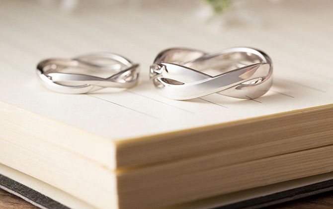 デビアス「YOU AND ME バンドリング コレクション」Infinityシリーズ
左／De Beers Infinity Band Plain SM[ホワイトゴールド]￥169,000、右／De Beers Infinity Band Plain LM[ホワイトゴールド]￥262,000（ともに税抜）