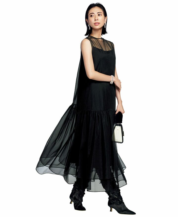 「サヴィル サヴィ」のリトルブラックドレスを着用したモデルの土屋巴瑞季さん